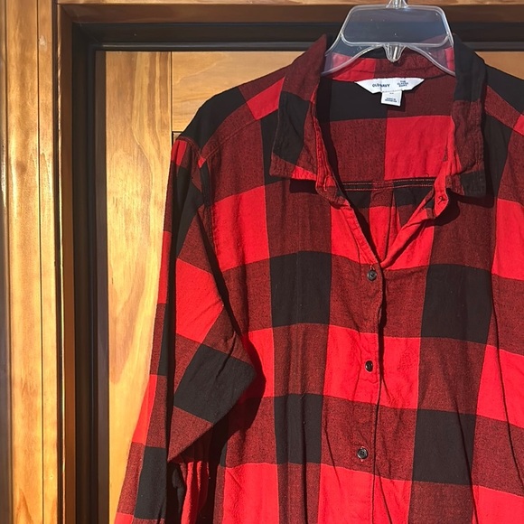 Old Navy Red and Black Plaid Button Down Shirt - Picture 4 of 6